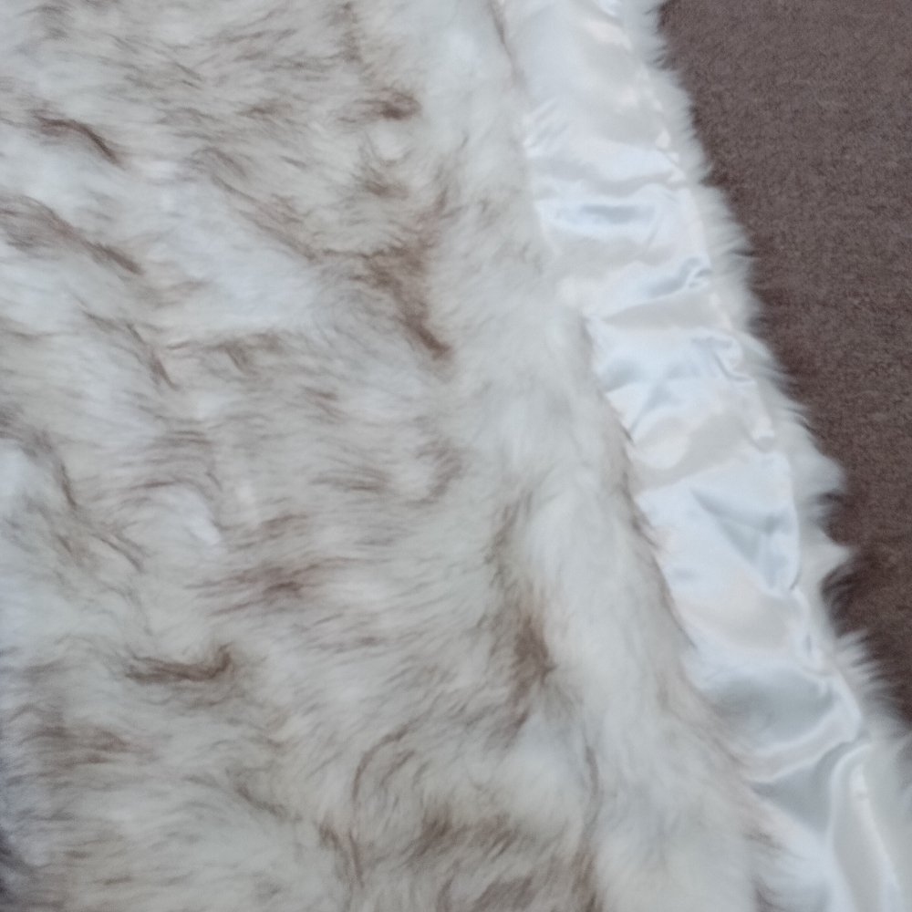 Elegant White Faux Shaw Length 55" Wide 18" New No Tag - Picture 7 of 7